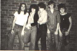 da esquerda para a direita: Michael Dempsey, Porl Thompson, Robert Smith, Marc Ceccagno e Lol Tolhurst